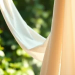 Chiffon stof met elegante plooien en natuurlijke belichting in een serene omgeving.
